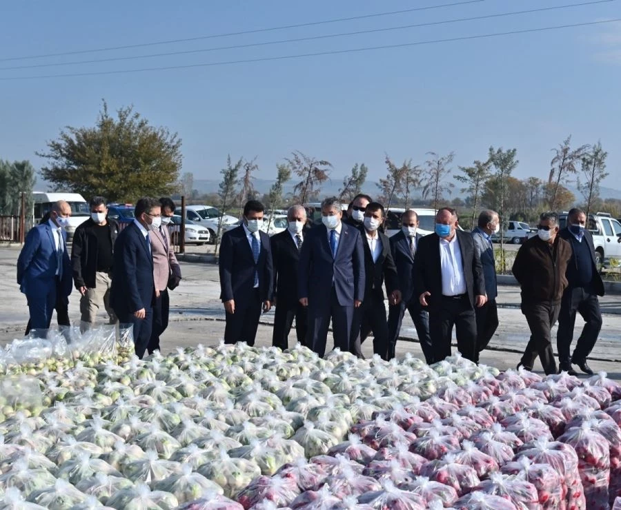 VALİ DR. ERDİNÇ YILMAZ’DAN KADİRLİ’DEKİ  TURP ÜRETİCİLERİNE ZİYARET