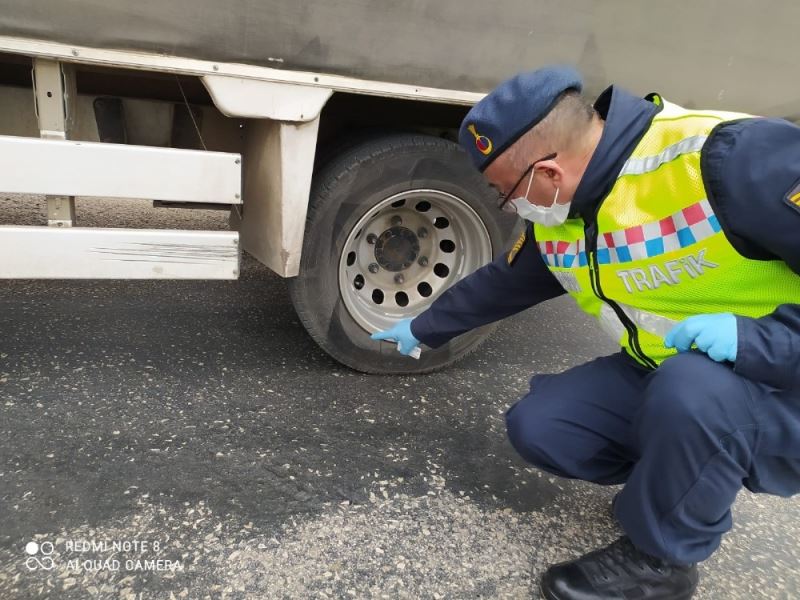 Isparta’da kış lastiği kullanmayan 41 sürücüye ceza uygulandı, 8 araç trafikten men edildi
