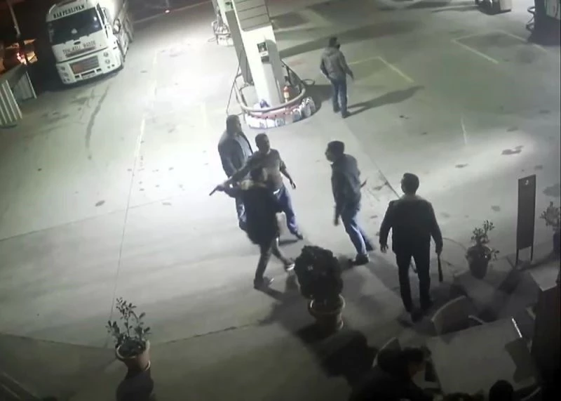 Yaklaşık 10 kişilik grubun benzinliği silah ve sopalar ile bastığı anlar kamerada
