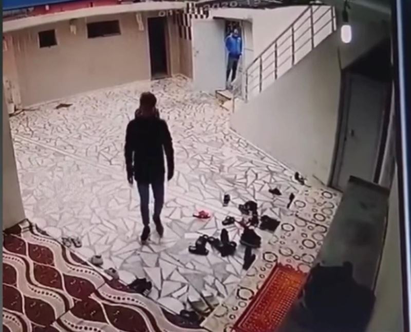 Batman’da camideki ayakkabı hırsızlığı kamerada
