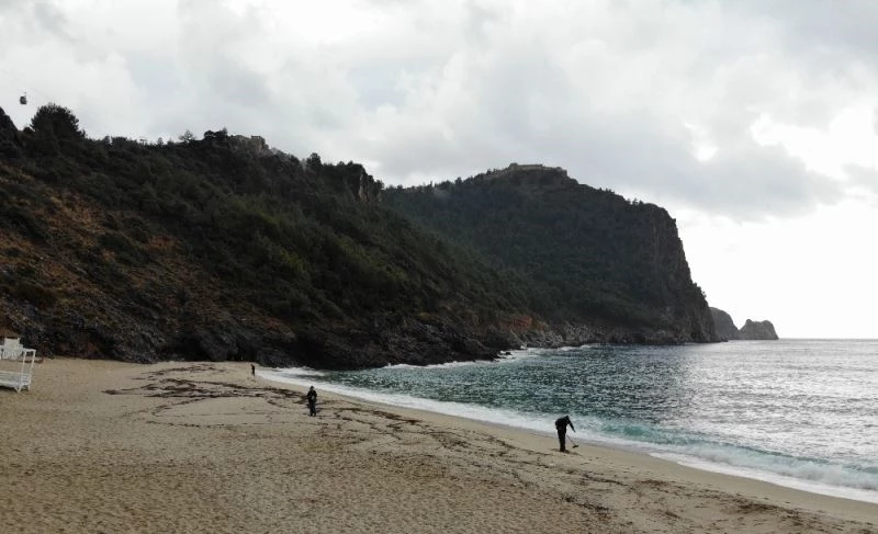 Alanya’da yağmur sonrası defineciler plajlara akın etti
