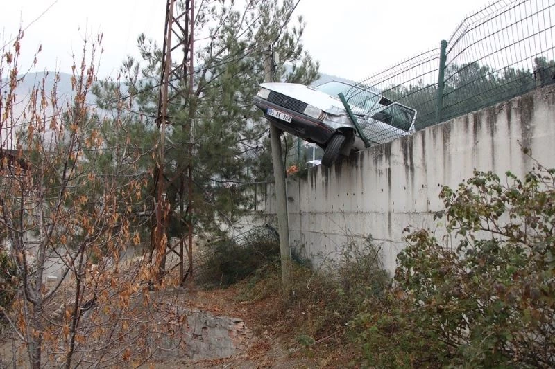 İstinat duvarından uçmaktan telefon direği kurtardı
