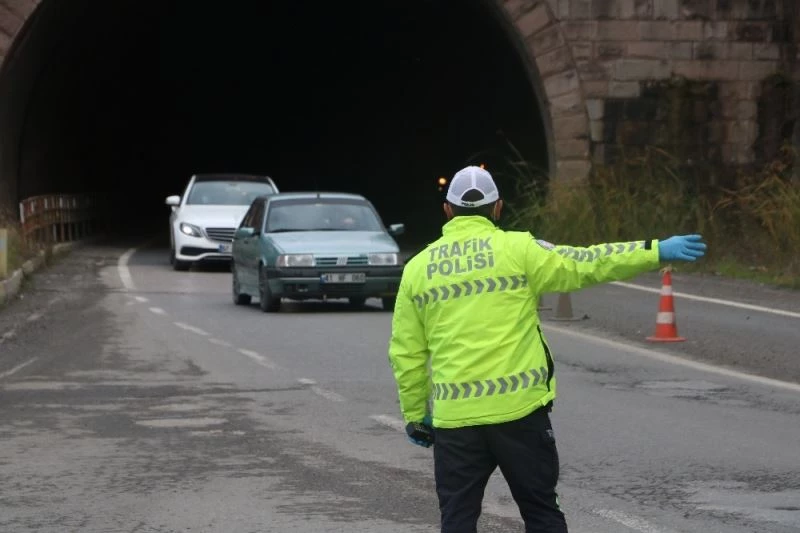 Polis tek tek durdurup kontrol etti, kış lastiği takmayan sürücüler ceza yedi
