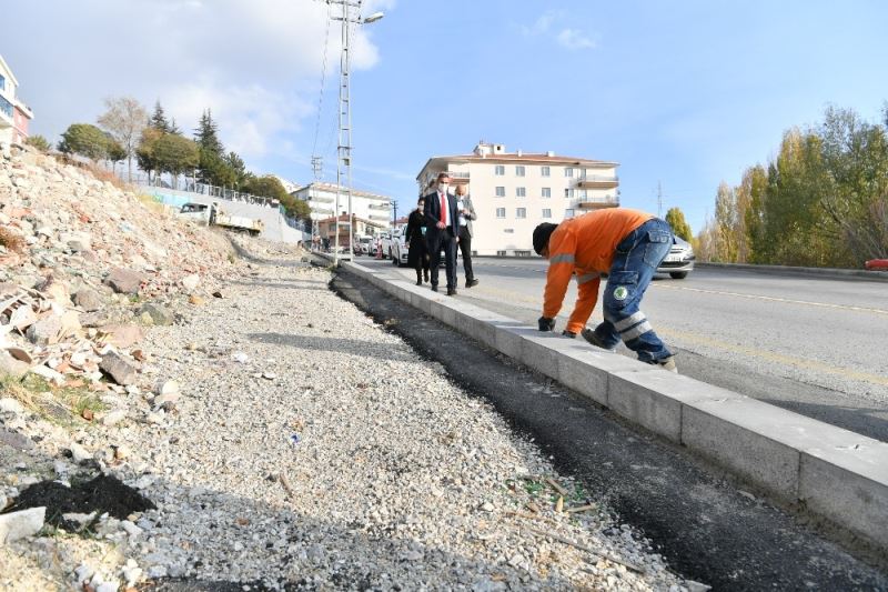 Malayı eline aldı, bordür taşı döşedi
