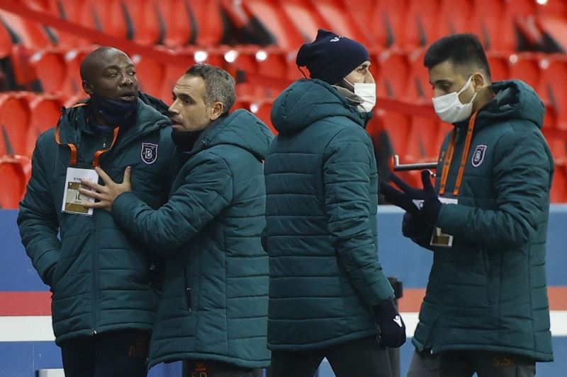 4. hakemin Medipol Başakşehir Yardımcı Antrenör Pierre Webo’ya ırkçı ifadeler kullandığı gerekçesiyle Paris Saint Germain - Başakşehir maçı durdu.
