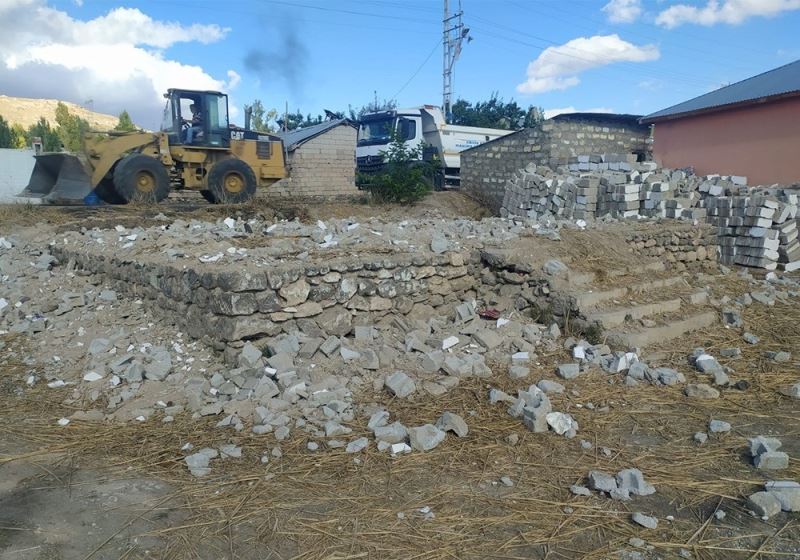 Erciş’teki metruk binaların yıkımı sürüyor
