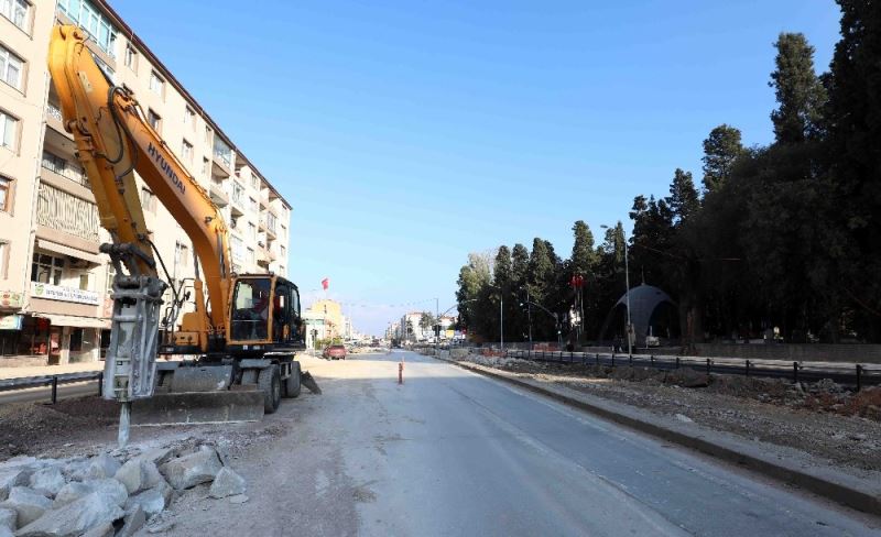 Büyükakın, Karamürsel’deki yol yapım çalışmalarını inceledi
