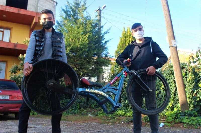 Hurda parçalarla araba lastikli bisiklet yapan 2 arkadaş paraya para demiyor
