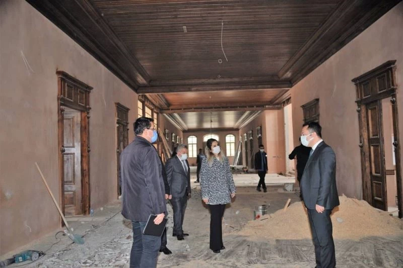 Vali Şentürk’ten  restorasyonu bitmek bilmeyen valilik binasında inceleme
