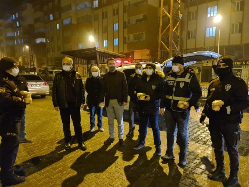 Amasya’da denetim yapan polislere AK Parti’lilerden çorba ikramı
