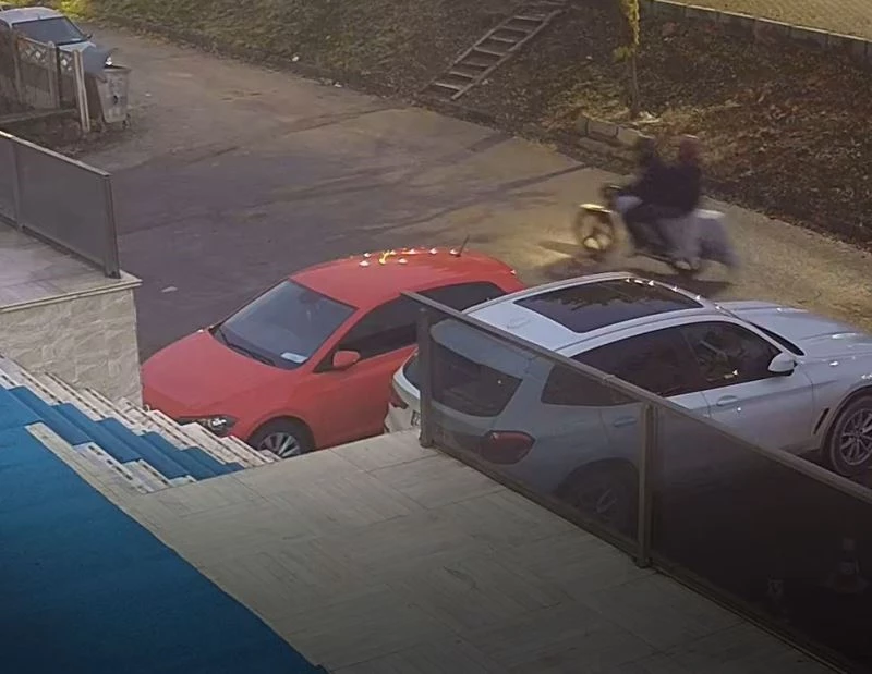 Motosikletli 2 şahıs, medya genel müdürünün aracını kurşunladı
