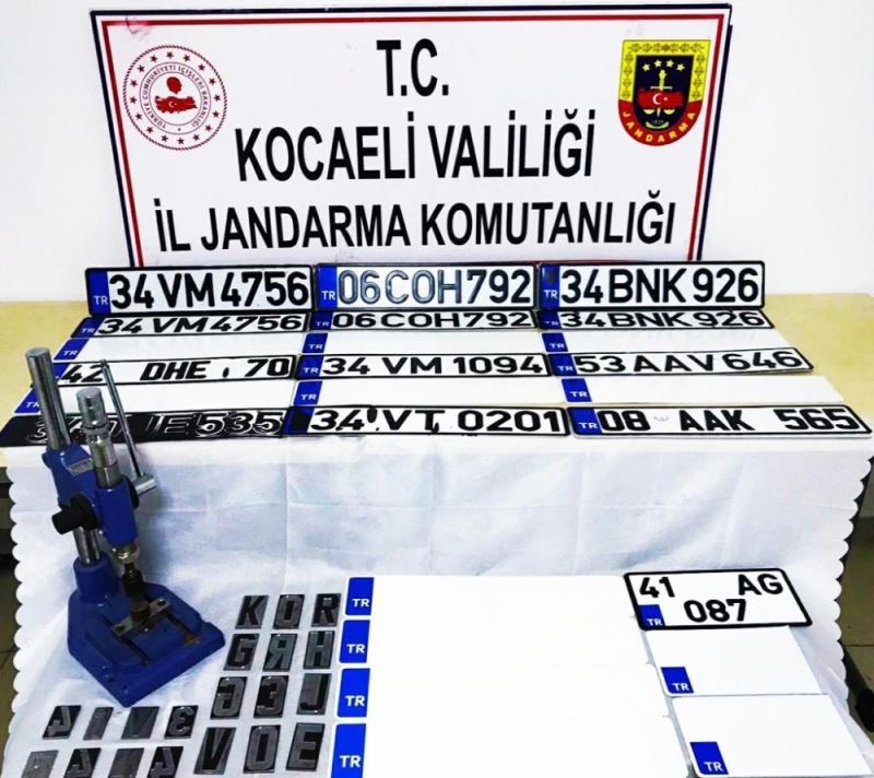 Kocaeli’de konteynerde sahte plaka basanlara operasyon: 2 gözaltı
