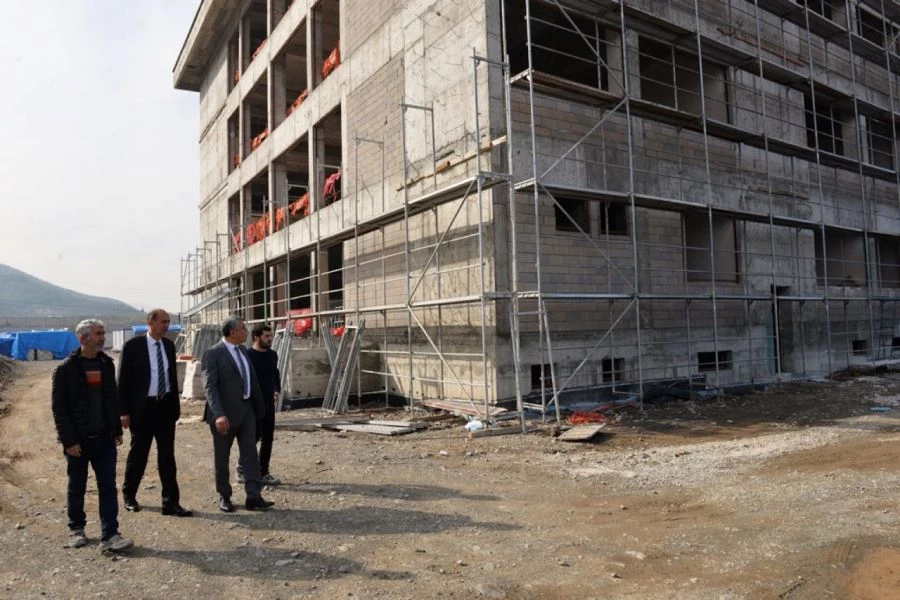 MÜDÜR ALBAK, YAPIMI DEVAM EDEN OKUL İNŞAATLARINI DENETLEDİ