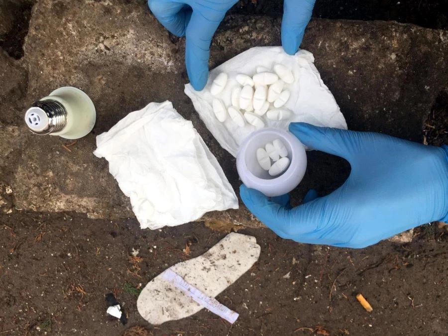 AMPUL İÇERİSİNDEN YEŞİL REÇETEYE TABİ HAP ÇIKTI