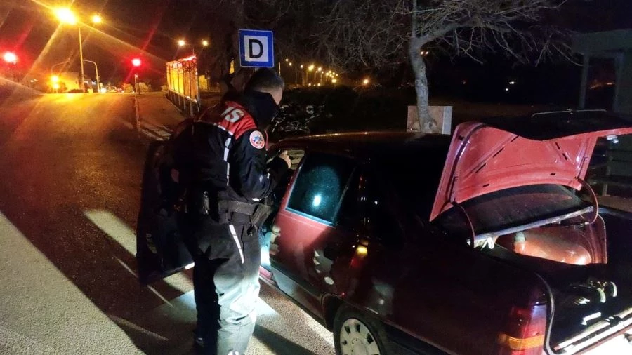 POLİS UYGULAMASINDA, FOLYOYA SARILI UYUŞTURUCU MADDE ELE GEÇİRİLDİ