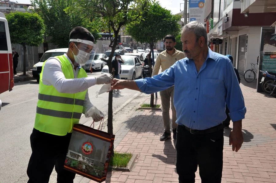 VEFA SOSYAL DESTEK GURUBU VATANDAŞLARA MASKE DAĞITTI