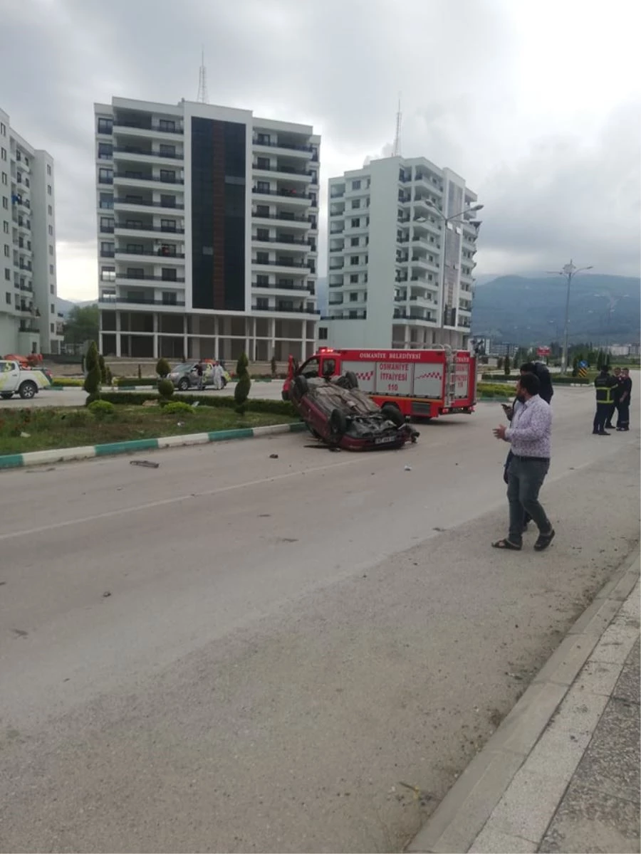 DİREKSİYON HAKİMİYETİNİ KAYBEDEN SÜRÜCÜ REFÜJE ÇARPTI