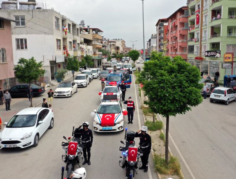 Jandarma çocukların balkondaki 23 Nisan kutlamasına eşlik etti