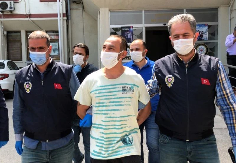 Eşini tornavidayla yaraladığı iddia edilen zanlı parkta uyurken yakalandı