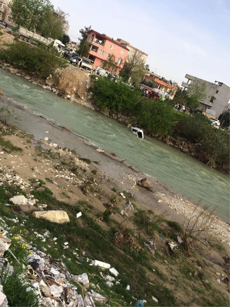 DİREKSİYON HAKİMİYETİNİ KAYBEDEN SÜRÜCÜ SAVRUN ÇAYINA UÇTU