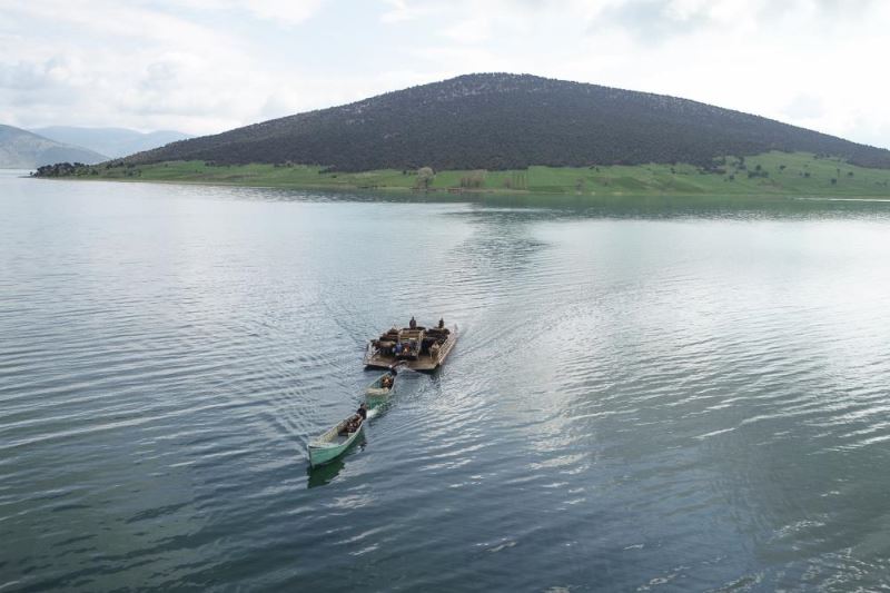 Mada Adası sakini Yörükler, kayıklarla göçüyor