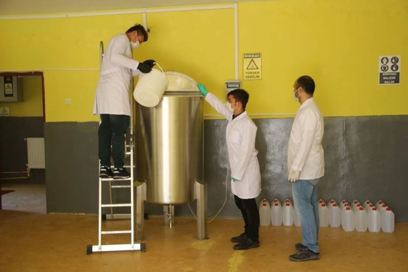 4 saatlik haklarını dezenfektan üretimi için kullandılar
