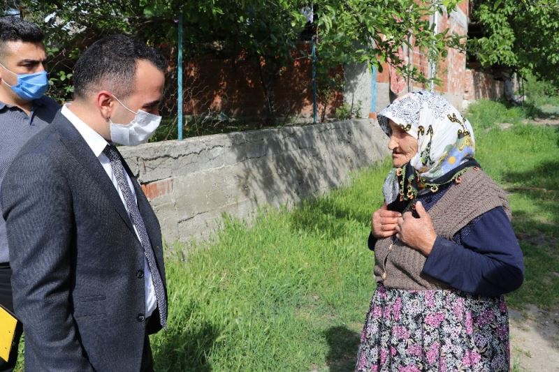 Dolandırılan yaşlı kadına kaymakam sahip çıktı
