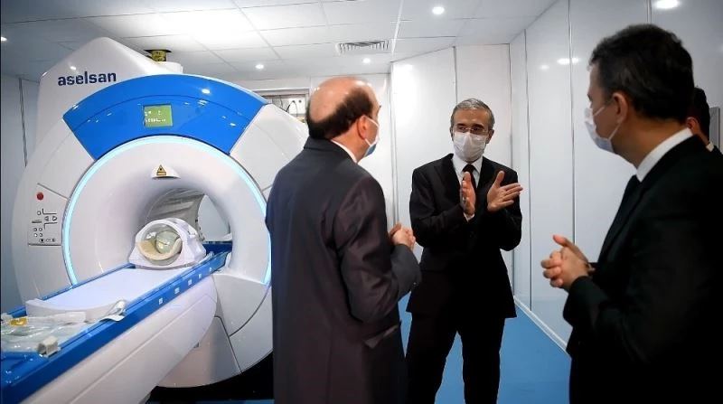 Savunma Sanayii Başkanı İsmail Demir, prototipi geliştirilen ilk yerli MR cihazını inceledi

