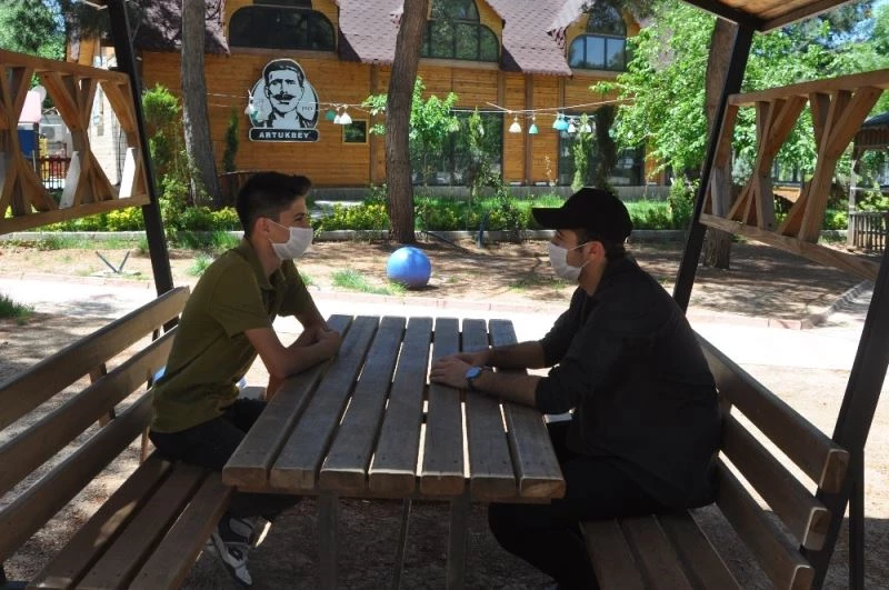 Kısıtlamanın kalkmasıyla gençler parklarda buluştu, Cumhurbaşkanına teşekkür etti
