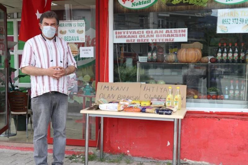 İmkanı olanların yardım bıraktığı stanttan ihtiyaç sahipleri alıyor