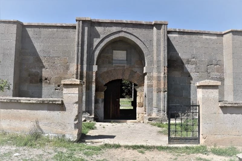 Kırşehir’de Kızılırmak nehri kenarında yok olan tarihi kervansaray restore bekliyor
