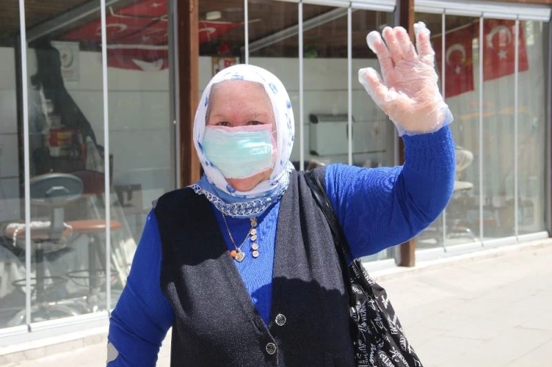 65 yaş ve üstü için sokağa çıkma saatleri değişti, refakatçileri de istisna tutulacak
