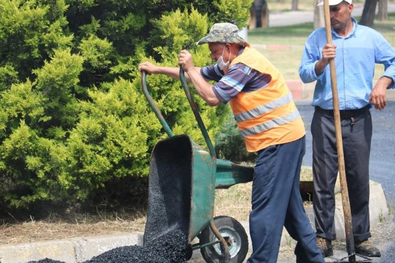 40 derece sıcaklıkta asfalt döküyorlar
