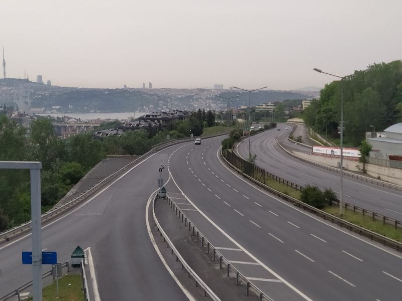 Kısıtlamanın ilk sabahında yollar boş kaldı
