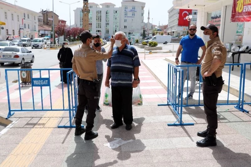 Yozgat’ta maskesi olmayanlar Lise Caddesi’ne alınmadı
