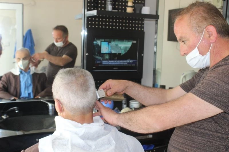 78 yaşındaki adamın ilk işi berbere gitmek oldu
