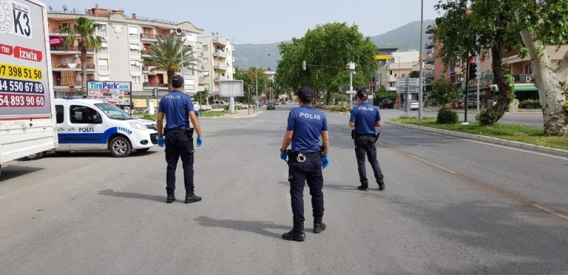 Polis, kısıtlamaya uymayanlara ceza uyguluyor
