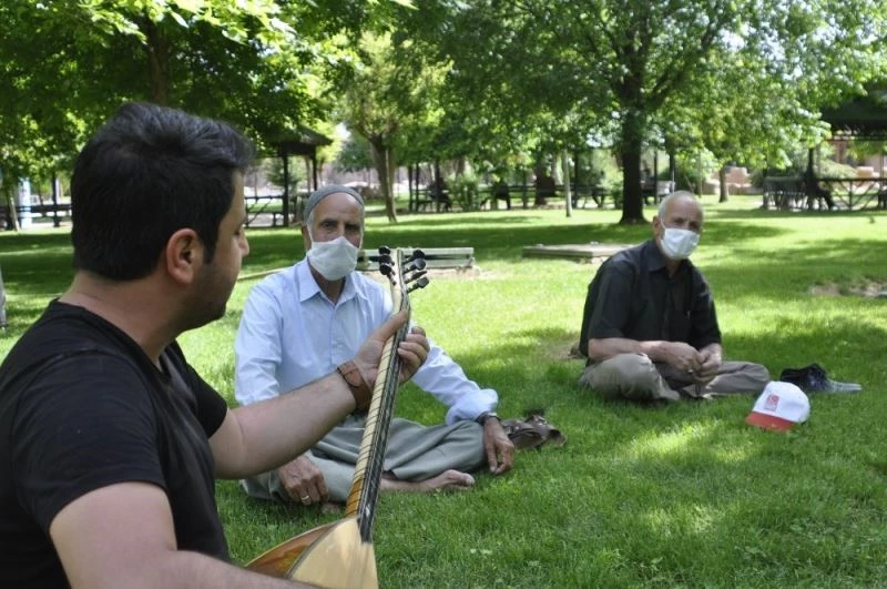 Yaşlılara sazlı sözlü moral
