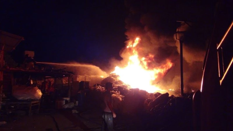 Plastik toplama deposundaki yangında, alevler gökyüzüne yükseldi ardı ardına patlamalar yaşandı
