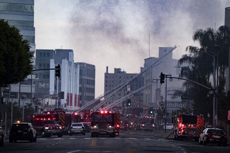 Los Angeles’ta yangın çıkan binada patlama: 11 itfaiyeci yaralandı
