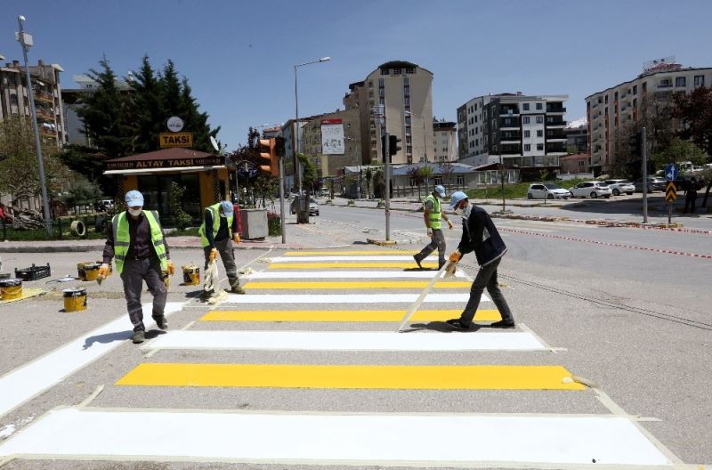 Van Büyükşehir Belediyesi sokağa çıkma kısıtlamasında yol çizgilerini yeniledi
