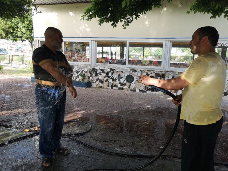 Sıcaktan bunalan vatandaş hortumla serinledi
