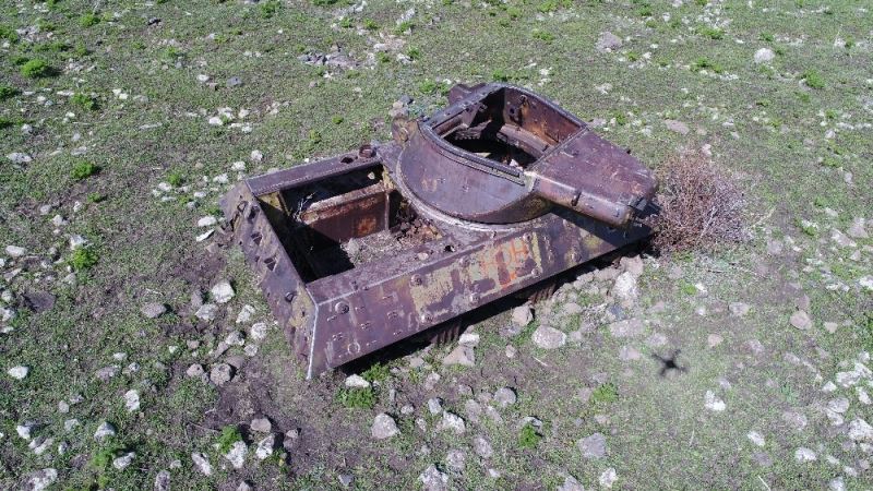 Dağ eteğindeki terk edilmiş tanklar görenleri hayrete düşürüyor
