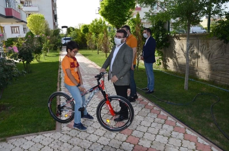 Başkan Gür, Biz Bize Yeteriz Türkiyem kampanyasına bağışta bulunan çocuğa bisiklet hediye etti
