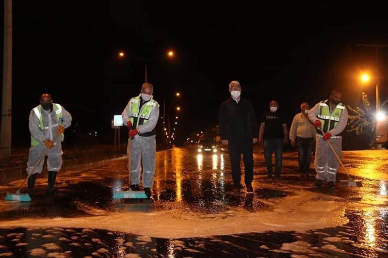 Ergene’de sahur vaktinde cadde ve sokaklar köpüklü suyla yıkandı
