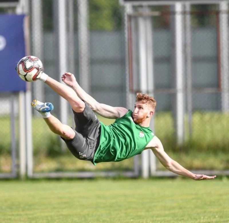 Burak Kapacak’a kancayı taktılar
