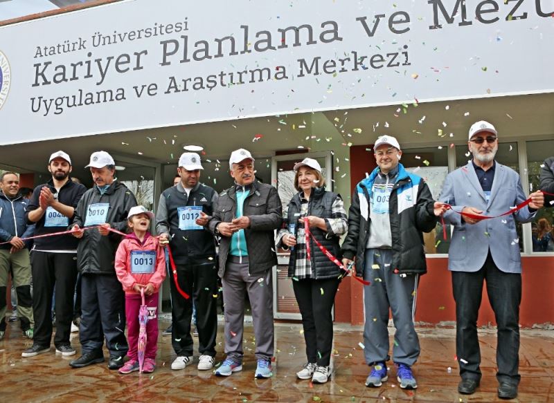 Atatürk Üniversitesi mezunlarıyla iletişimini güçlendiriyor
