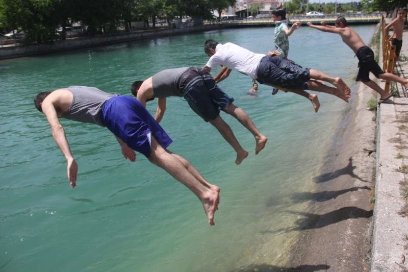 Rekor sıcakta yasak dinlemediler
