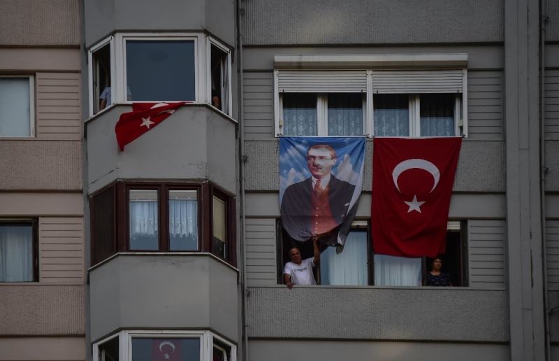 İstanbullular 19 Mayıs’ı balkon ve camlara çıkarak kutladı
