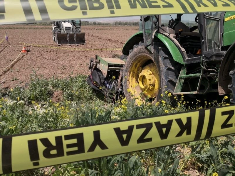 Traktörü temizlemek isterken canından oldu
